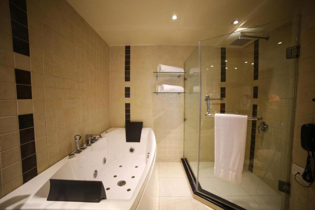 Park Lane Hotel Лахор Екстер'єр фото